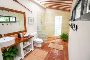 Een douche, een haardroger, shampoo
