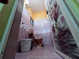 Ducha, artículos de tocador gratuitos, toallas, jabón