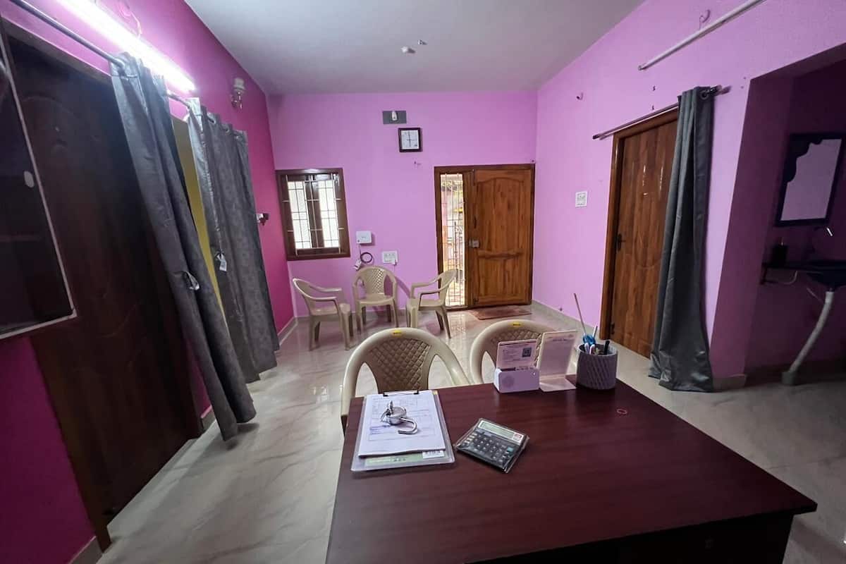 Une pièce avec une table en bois, des chaises, un bureau, une fenêtre et une porte.