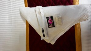 Almohada blanca con un kit de higiene dental en un marco de madera.
