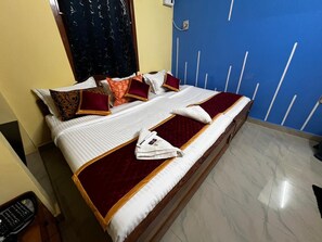 Desk, laptop workspace, free WiFi - Rivera Inn (Tiruchirappalli)