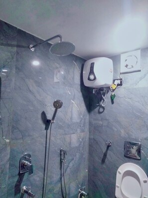 Douche, serviettes fournies, savon, papier toilette