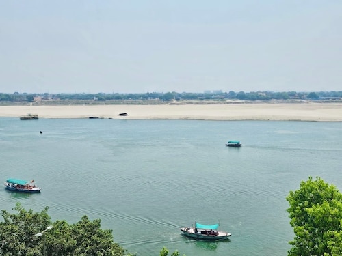 Om Paramhans Luxury Homestay : A short walk to the Brahma ghat