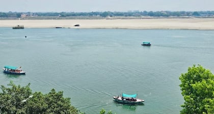 Om Paramhans Luxury Homestay : A short walk to the Brahma ghat