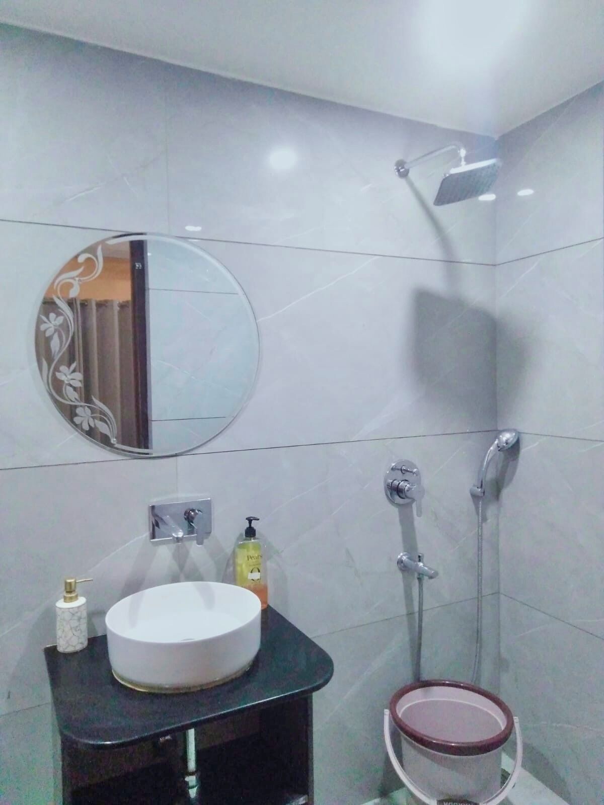 Douche, serviettes fournies, savon, papier toilette