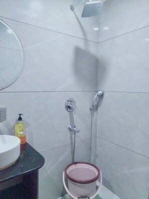Douche, serviettes fournies, savon, papier toilette