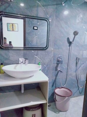 Douche, serviettes fournies, savon, papier toilette