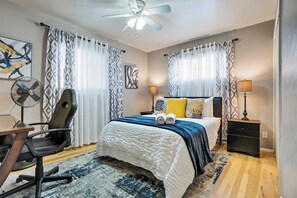 3 bedrooms, desk, iron/ironing board, travel cot - Fairway Bungalow! Pet-Friendly w/ Enclosed Yard (Colorado Springs)