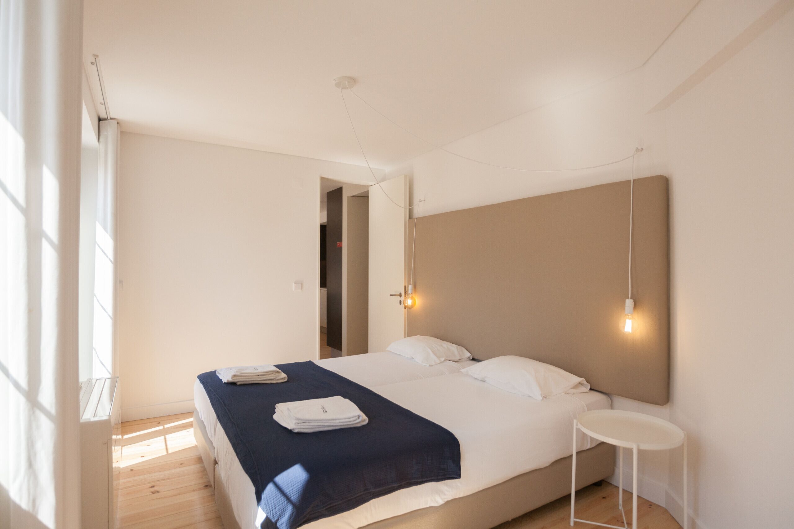 2 dormitorios, tabla de planchar con plancha, ropa de cama