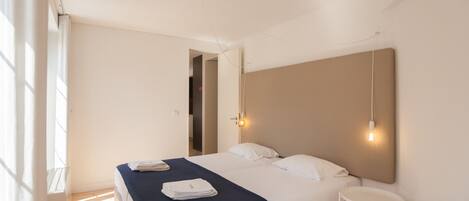 2 habitaciones, tabla de planchar con plancha y ropa de cama
