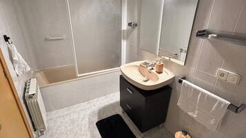 Asciugacapelli, bidet, asciugamani, sapone