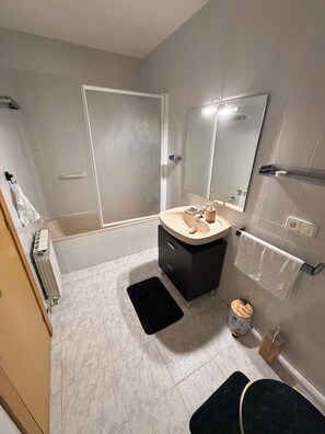 Haartrockner, Bidet, Handtücher, Seife