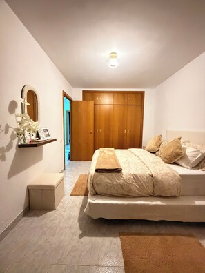 Room - modern luxurious Chalet, near beautiful beaches, restaurants, bars & Festivals. (Benicàssim)