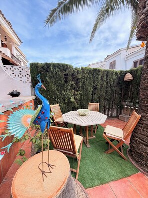 Outdoor dining - modern luxurious Chalet, near beautiful beaches, restaurants, bars & Festivals. (Benicàssim)