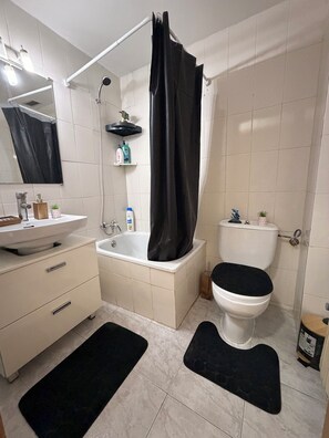 Bathroom - modern luxurious Chalet, near beautiful beaches, restaurants, bars & Festivals. (Benicàssim)