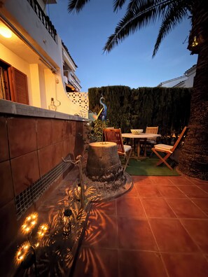 Outdoor dining - modern luxurious Chalet, near beautiful beaches, restaurants, bars & Festivals. (Benicàssim)