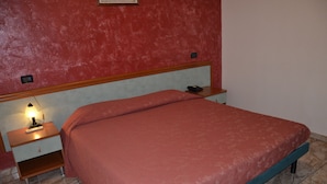 A bedroom with a bed, nightstand, and bedside lamp. - La Formica (Savignano sul Panaro)