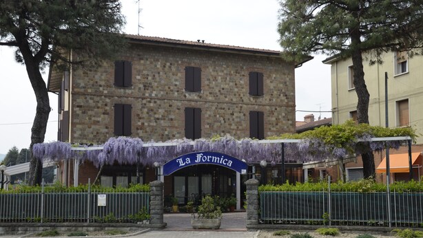 A stone building with a sign reading 'La Formica' at the entrance. - La Formica (Savignano sul Panaro)
