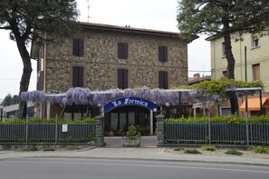 Un edificio de piedra con un letrero que dice 'La Formica' en la entrada.