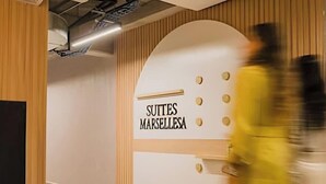 Ein Schild mit dem Text 'SUTTES MARSELLESA' in einem modernen Ambiente.
