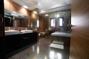 Shower, jetted bath, hair dryer, towels - Elegant Nian Villa Sea - Luxury Stay in Drosia, Chalkida (Chalkida)