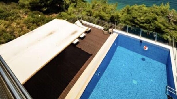 A pool with a clear view of the sea and a distant island. - Elegant Nian Villa Sea - Luxury Stay in Drosia, Chalkida (Chalkida)