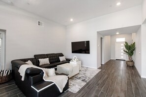 Living area - Lavish Desert Hot Springs House (Desert Hot Springs)