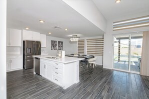 Private kitchen - Lavish Desert Hot Springs House (Desert Hot Springs)