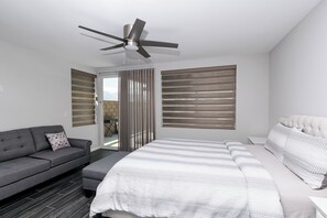 4 bedrooms, iron/ironing board, WiFi, bed sheets - Lavish Desert Hot Springs House (Desert Hot Springs)