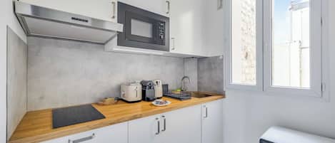 Departamento | Cocina privada | Refrigerador, microondas, parrilla de estufa y cafetera y tetera