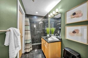 Shower, hair dryer, towels, soap - City Escape Penthouse - Free Parking 247 gym (Cleveland)