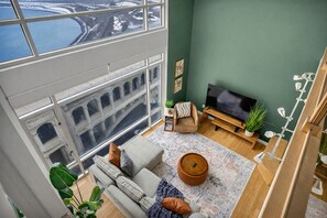 Living area - City Escape Penthouse - Free Parking 247 gym (Cleveland)