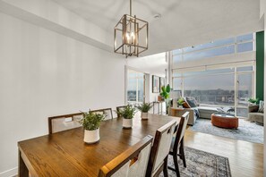 Interior - City Escape Penthouse - Free Parking 247 gym (Cleveland)