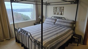 4 bedrooms, iron/ironing board, WiFi, bed sheets - 4-bedroom house overlooking Lake Norfork with AC comfort (Mountain Home)