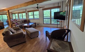 Living area - 4-bedroom house overlooking Lake Norfork with AC comfort (Mountain Home)