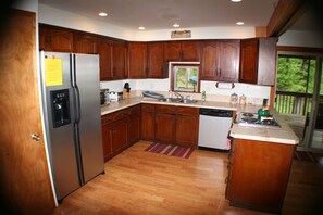 Private kitchen - 4-bedroom house overlooking Lake Norfork with AC comfort (Mountain Home)