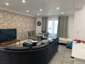 Living area - Vacation house Entire floor/subway/kids yard (Toronto)