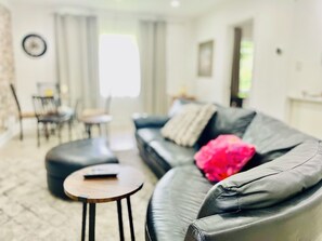 Living area - Vacation house Entire floor/subway/kids yard (Toronto)