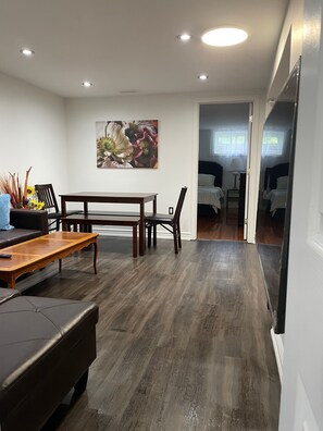 3 bedrooms, iron/ironing board, WiFi, bed sheets - Vacation house Entire floor/subway/kids yard (Toronto)