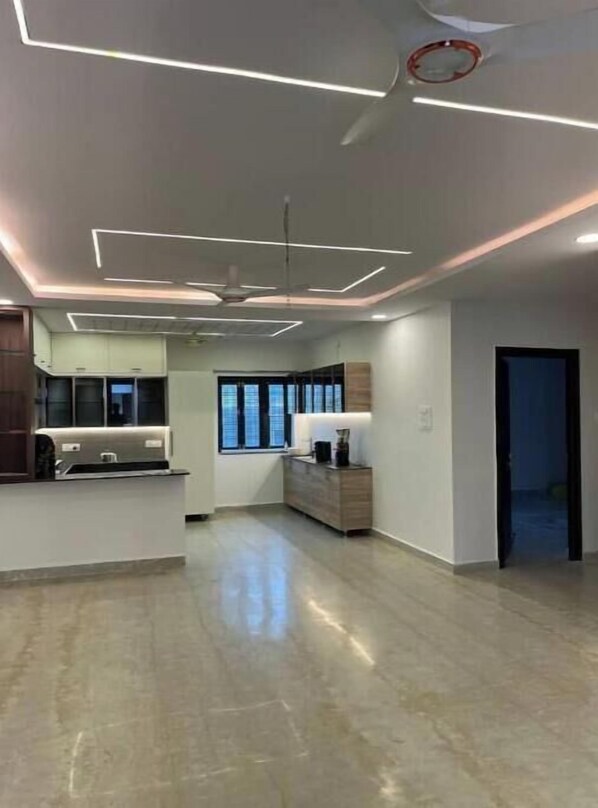 Un interior moderno con área de cocina, comedor y sala de estar.