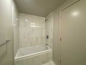 Secadora de cabello, toallas, jabón, papel de baño 