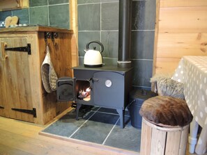 Interior - Exciting handbuilt wooden shepherd hut cluster with hot tub (Wootton Bridge)