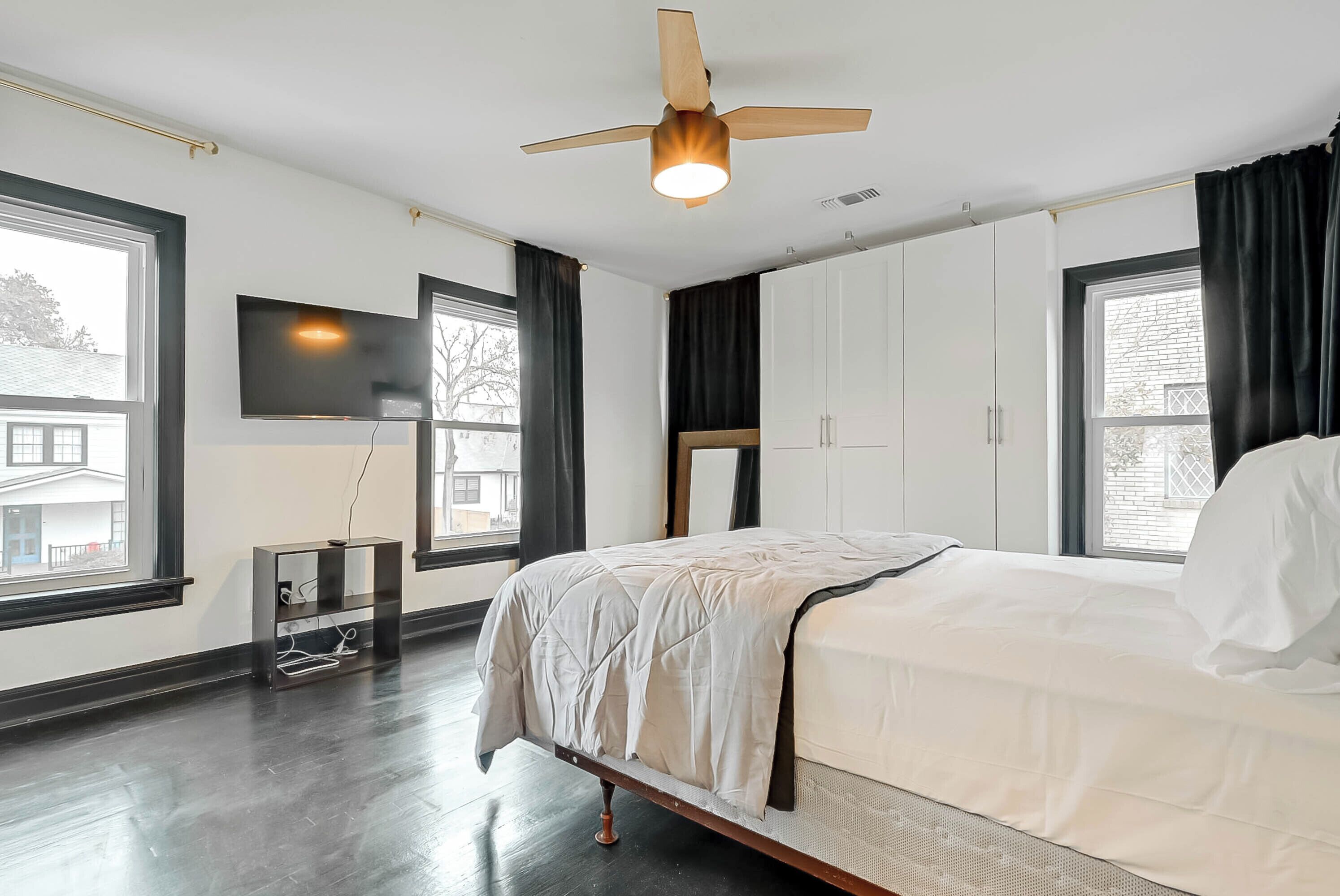 3 bedrooms, internet, bed sheets