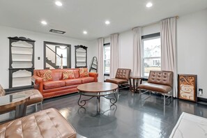 Living area - Spacious 3-bedroom house in charming Houston with AC (Houston)