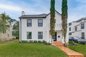 Exterior - Spacious 3-bedroom house in charming Houston with AC (Houston)