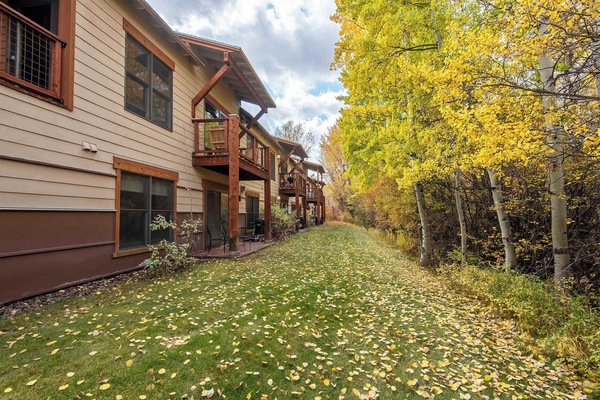 Quiet green space behind the condo with a beautiful natural setting