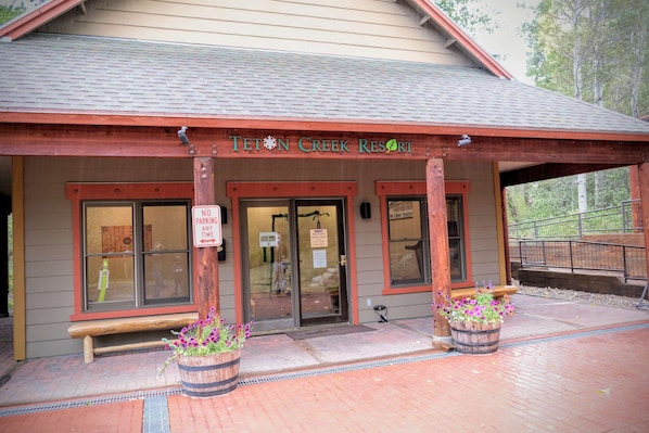 A building with a sign reading 'Teton Creek Resort.'