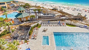 Een resort met een zwembad, toegang tot het strand en uitzicht op de oceaan.