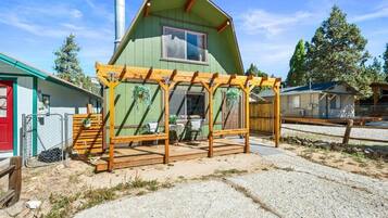 Basic House, Patio, Mountain View | Property grounds