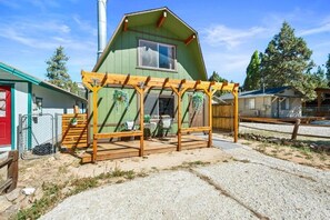 Casa básica, varanda, vista para a montanha | Área da propriedade